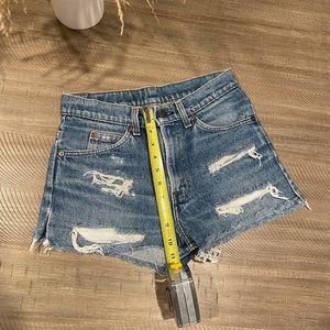 Vintage Levi’s medium wash highwaisted jean shorts